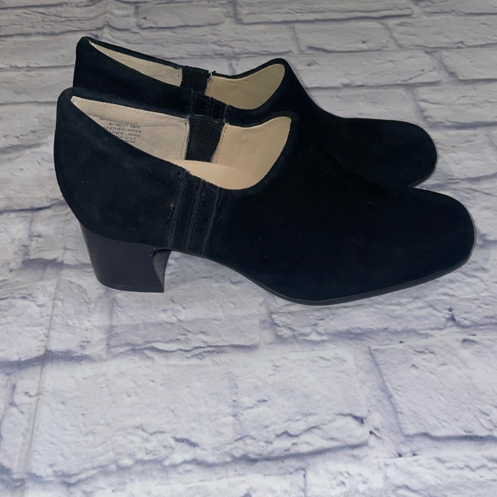 ABEO - Avenue Slip On Size 7. Black Suede